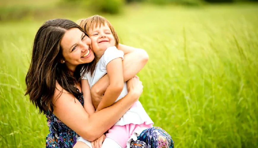 HUGGING – 7 BENEFITS FOR YOU AND YOUR CHILD (BACKED BY SCIENCE)